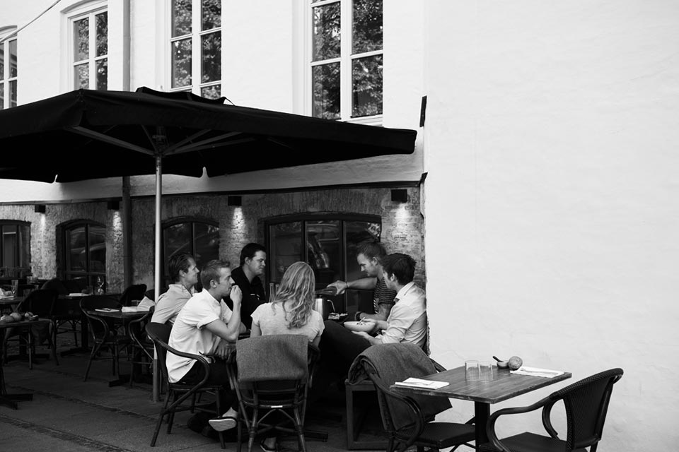 Facade af restaurant Koefoed med spisende gæster